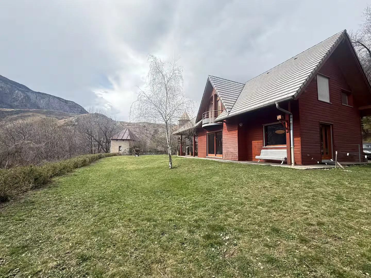 Le Chalet Du Vigny face aux montagnes de la Maurienne, terrain de jeu des cyclistes